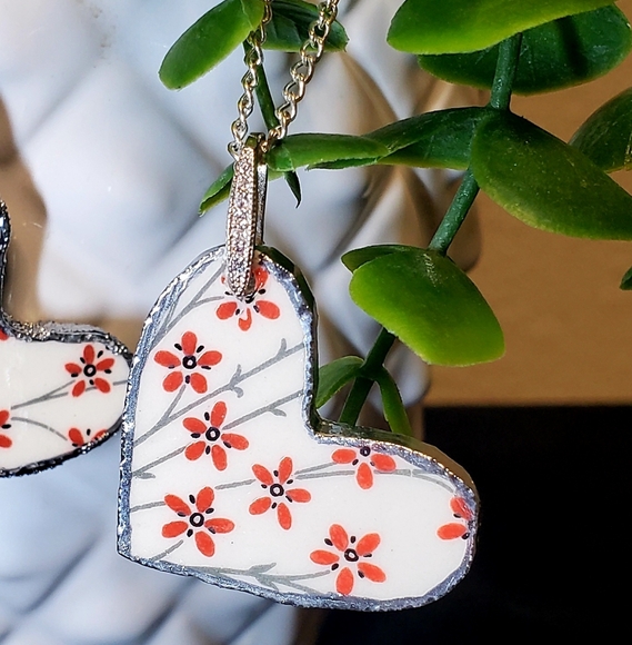 Necklaces - Picture 4 of 7